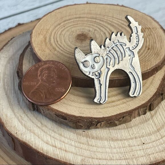 Scaredy-cat Skeleton Enamel Pin/ Brooch Lapel - Picture 4 of 6